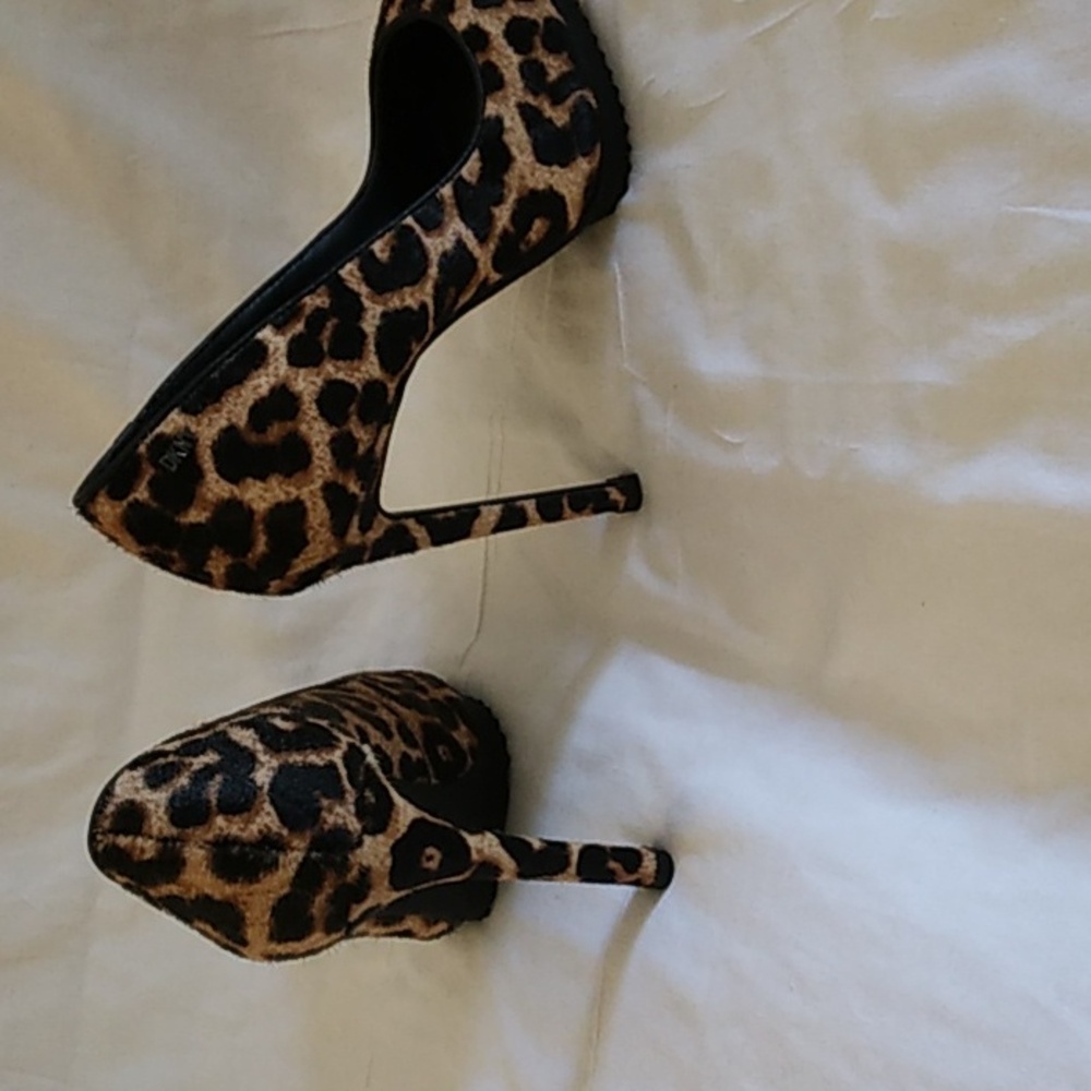 NWOT Leopard High Heel  DKNY Shoes.  Black Bottoms - Picture 5 of 7